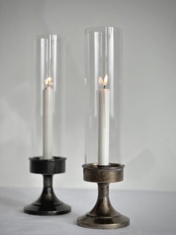 Ljusstake med cylinderglas på fot