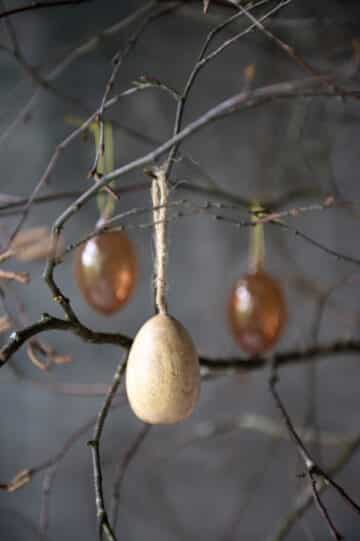 Ägg hängande i trä och jute