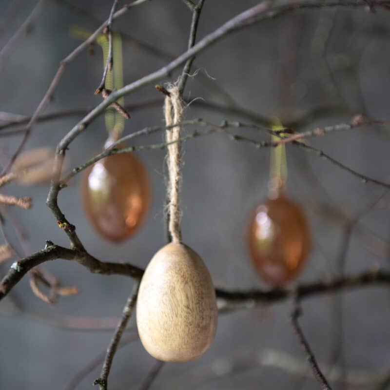 Ägg hängande i trä och jute