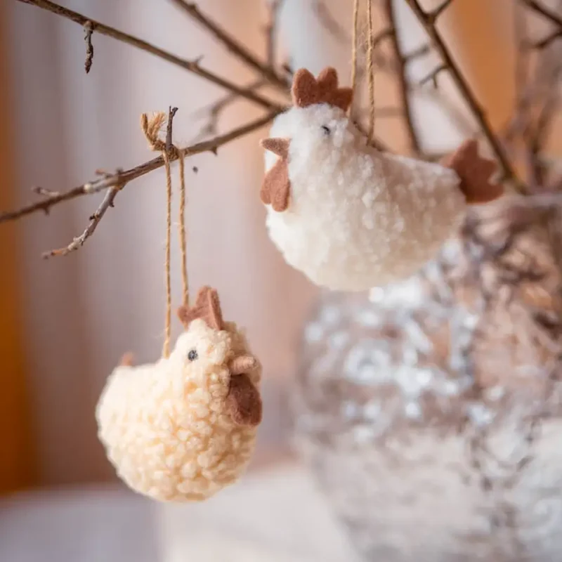 Hängande fluffig kyckling vit