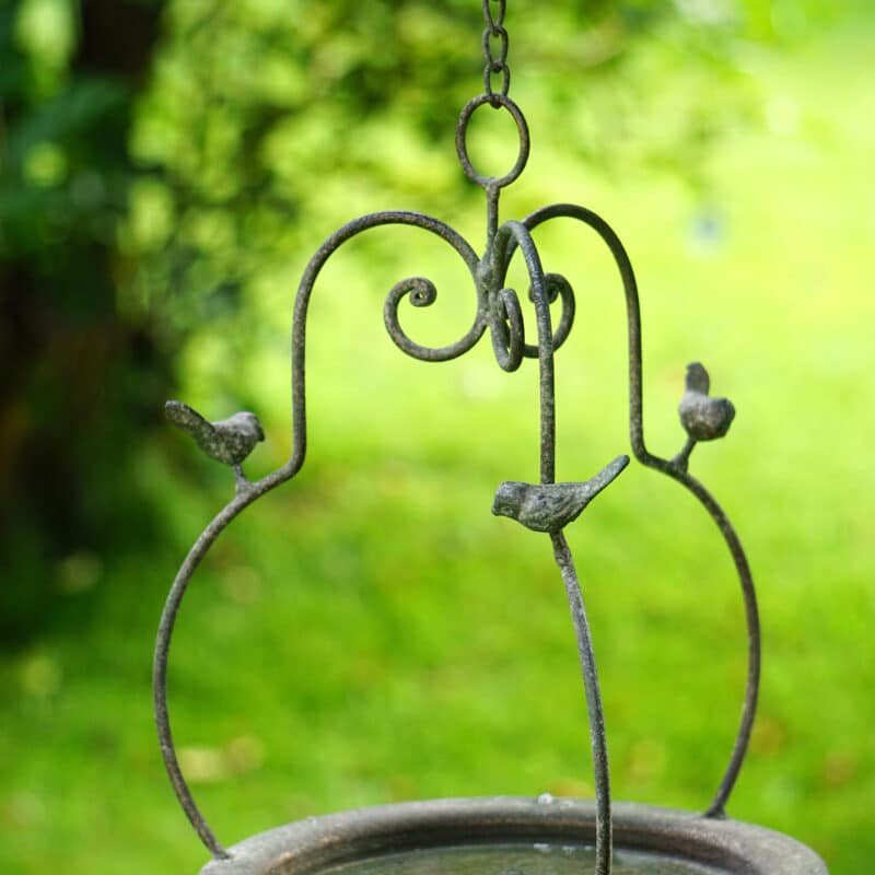 Hängande fågelbad grå